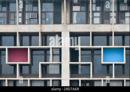 INDIA, Union Territory, Chandigarh City, the master plan of the city divided in sectors was prepared by swiss-french architect Le Corbusier in the 1950`, Sector 1 Capitol complex, government building High Court used by states Punjab and Haryana, designed by Le Corbusier, today a UNESCO listed heritage site, window detail Stock Photo